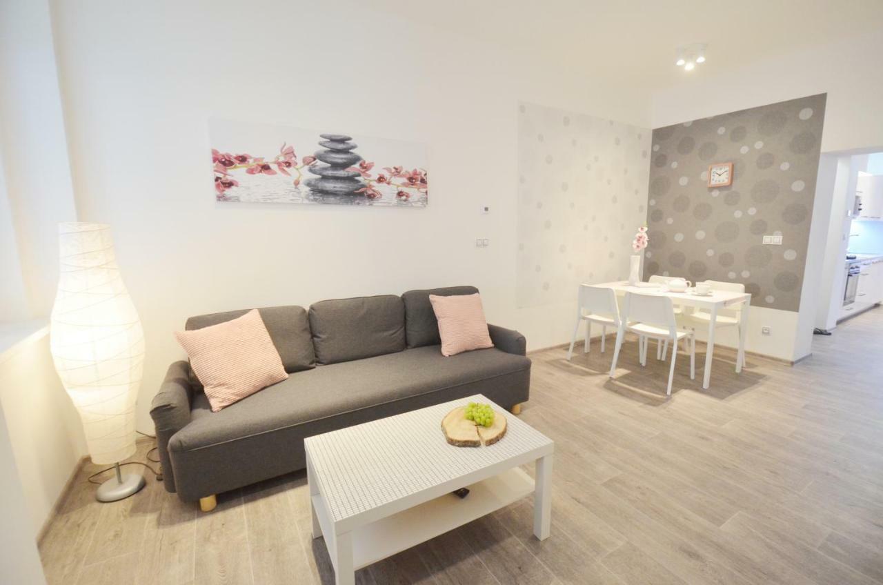 Apartmany Jizdarenska Κάρλοβι Βάρι Εξωτερικό φωτογραφία